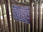 Schild am Garteneingang des Trinity College