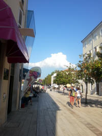 Stra�e in der Altstadt von Porec mit Wolke